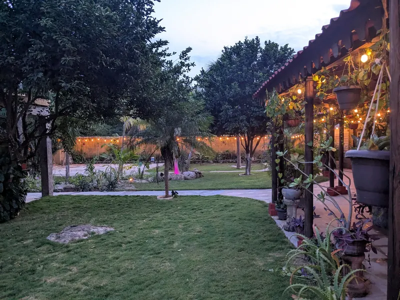 El patio al anochecer, con las luces colgantes encendidas.