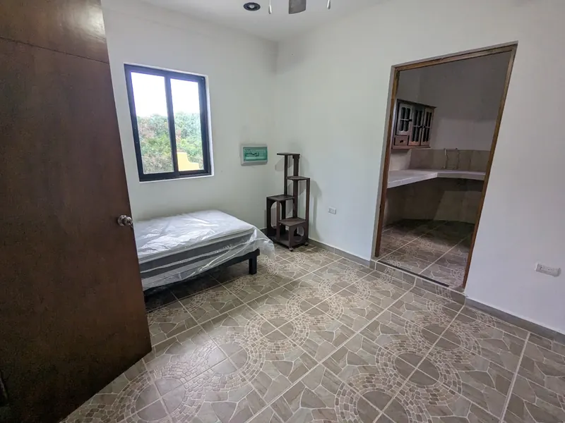 Recámara de visitas de planta alta, con la puerta a su baño.
