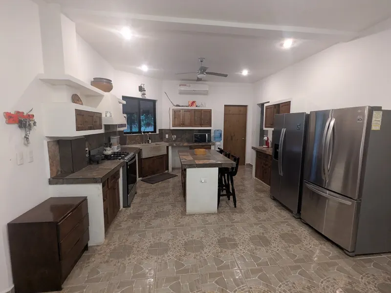 La cocina completa, con la isla al centro.