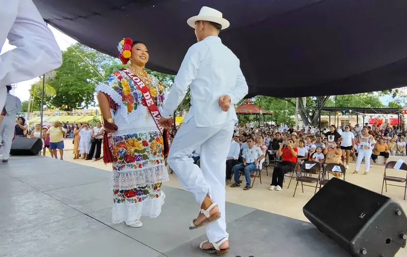 Una pareja baila jarana frente al público de la fiesta.