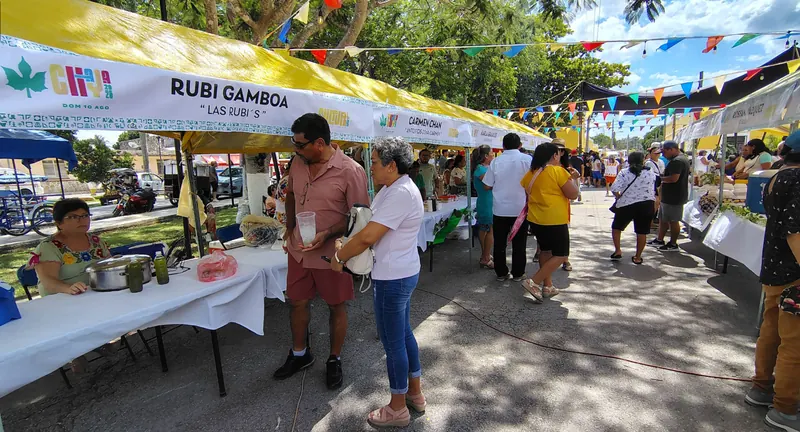 Puestos del mercado bajo toldos en la plaza.