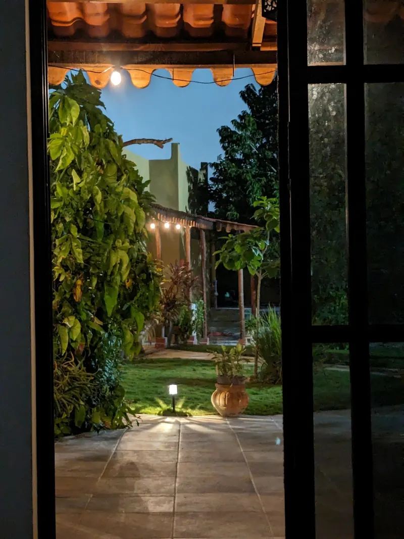 El patio al anochecer, visto desde la puerta principal.