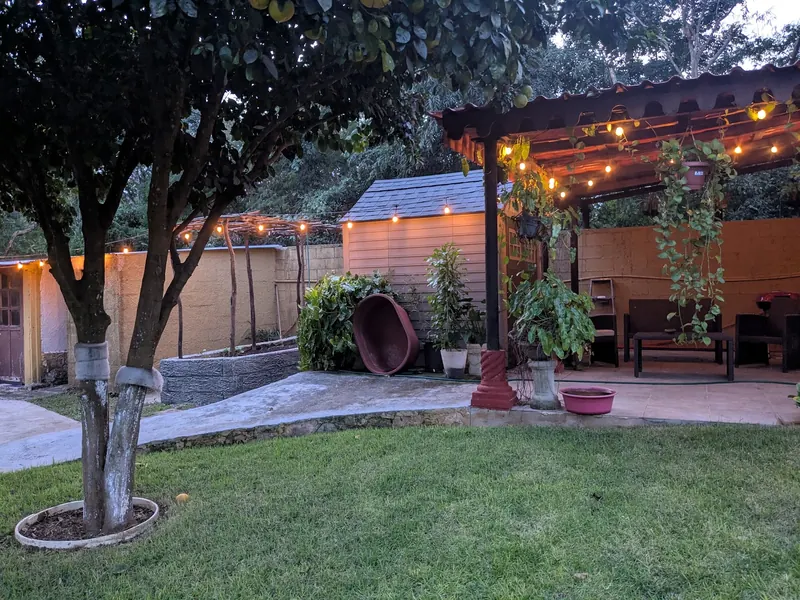 Un patio techado con luces colgantes.