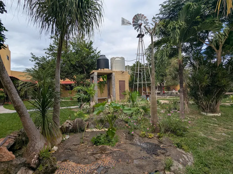 El jardín de rocas inspirado en los cenotes, con la torre del agua, los tinacos y la veleta.