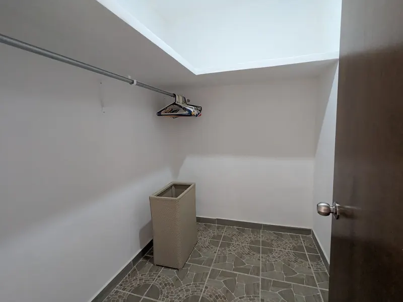 El vestidor de la recámara de planta alta.