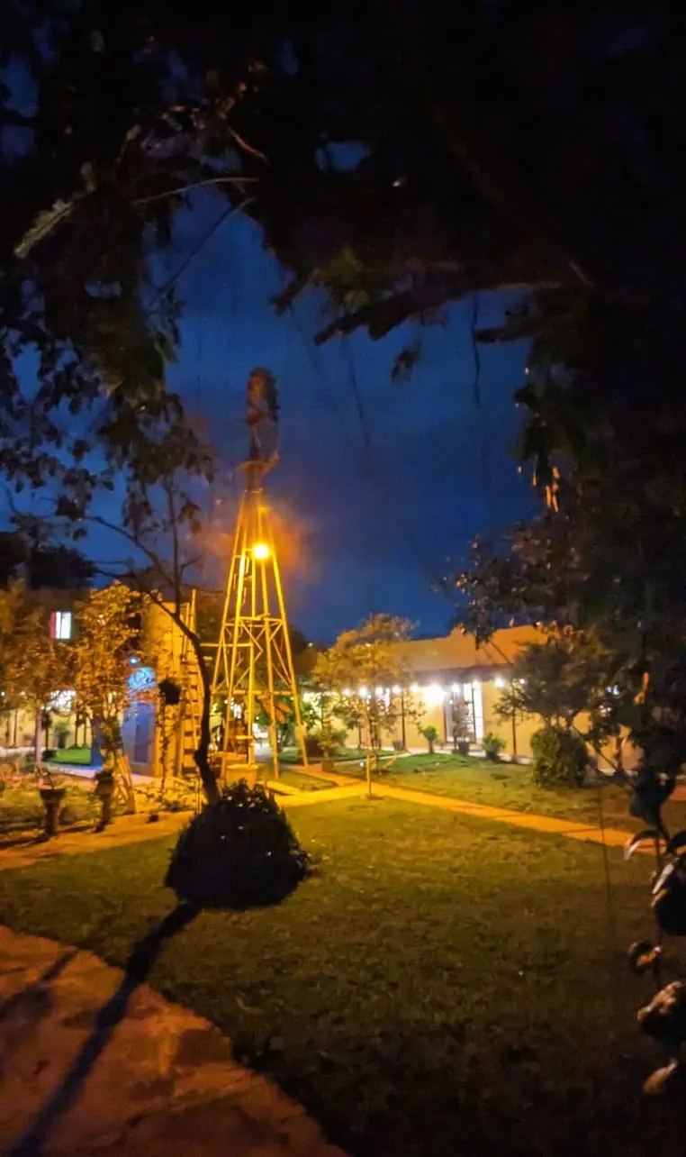 La veleta iluminada de noche.