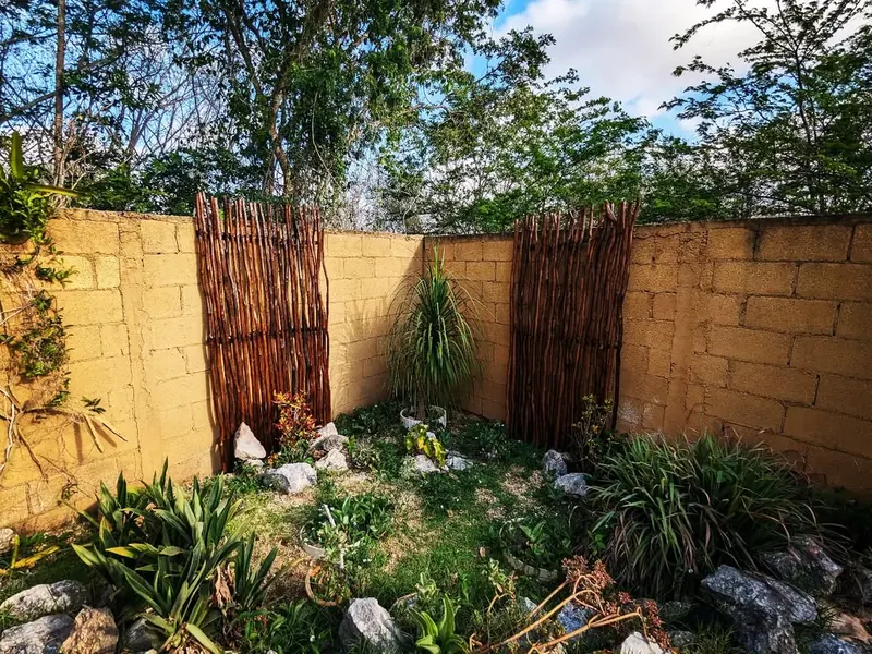 El jardín zen de día.